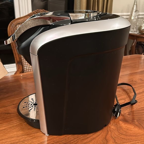 Keurig 2.0 with coffee pot, pod carousel, and a selection of coffees. - Picture 5 of 7